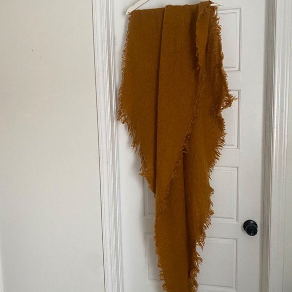 NWT Anthropologie Carraway boucle scarf, Women, Dark Yellow/Caramel - Picture 3 of 4
